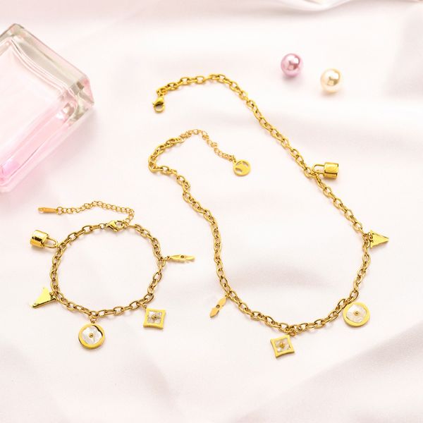 Women's long pearl necklace french court